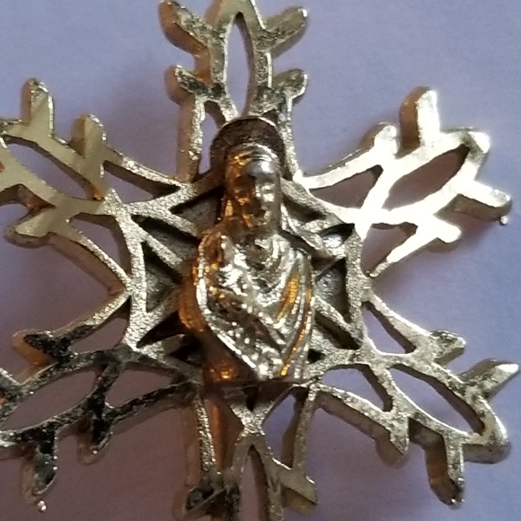 Vintage stickpin Mary baby Jesus snowflake gold tone stick pin lapel Christian - Picture 6 of 8